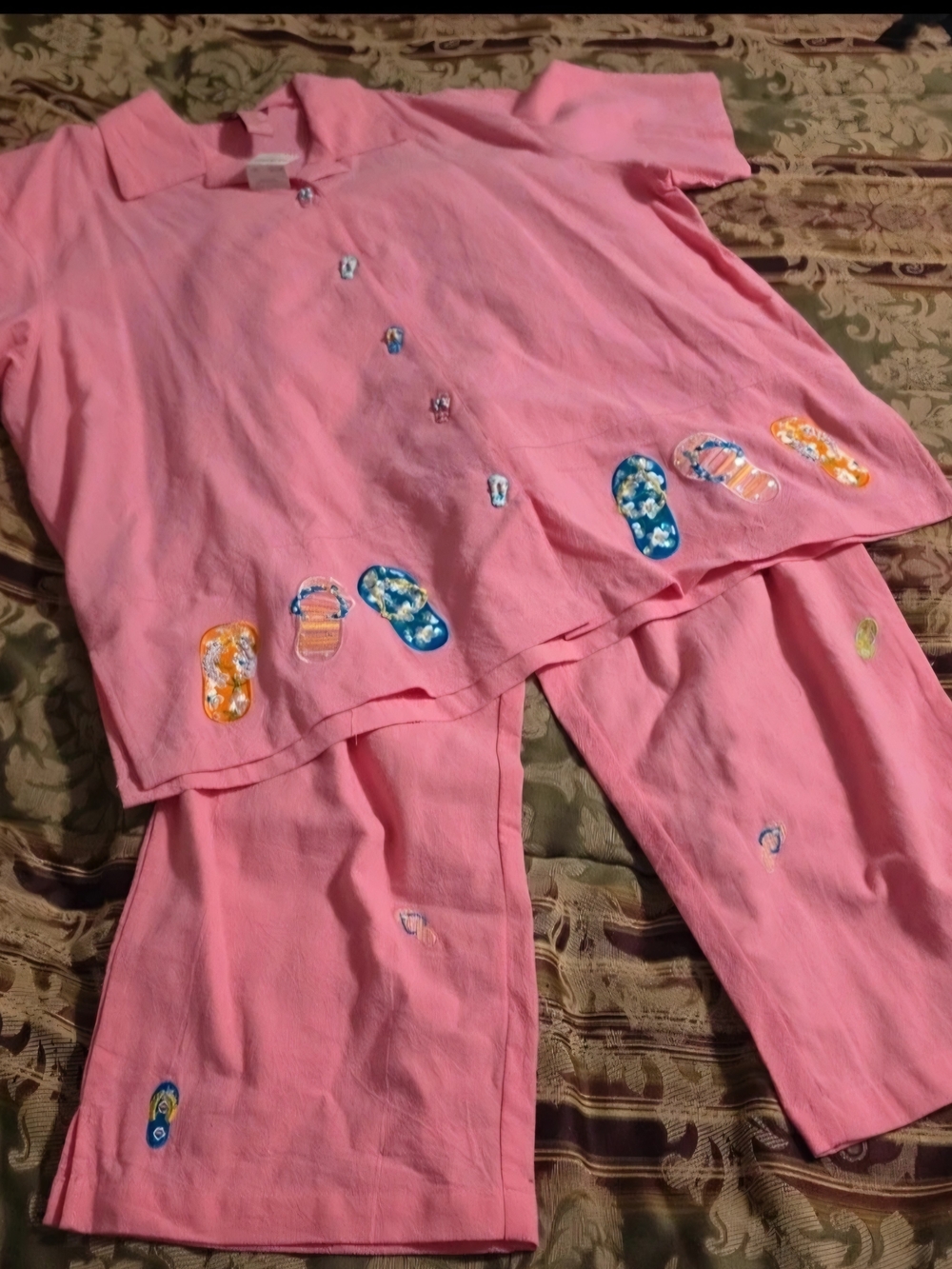Womens XL pant/XXL Top with Flip-Flop Appliqués